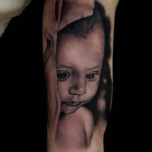 Realmente lindo retrato en negro y gris de un bebé realizado por Eduard Virlan.  #eduardvirlan # gris diente negro # retrato