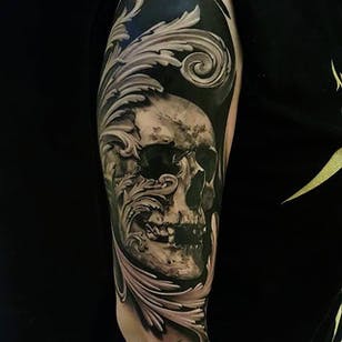 Hermoso tatuaje de calavera de Eduard Virlan.  #eduardvirlan #blackandgrey # cráneo