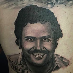 Genial retrato de las drogas colombianas, Pablo Escobar.  Tatuaje de Eduard Virlan.  # eduardvirlan # dientes negros # pabloescobar # NARCOS # retrato
