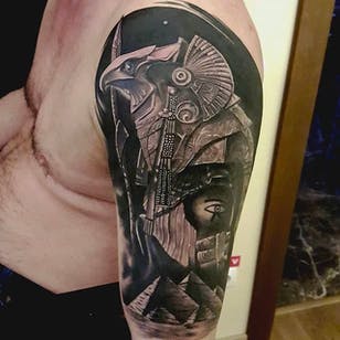 Impresionante tatuaje negro y gris de temática egipcia de Eduard Virlan.  #eduardvirlan # gris diente negro