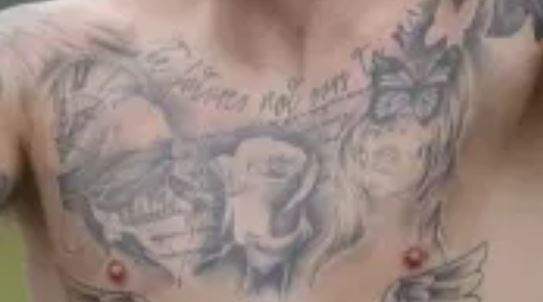 Tatuaje en el pecho de Jason