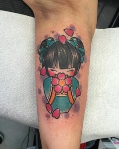 Tatuaje de muñeca Kokeshi