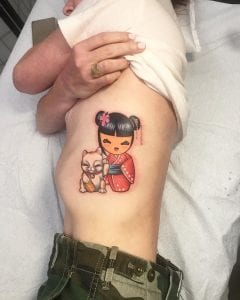 Tatuaje de muñeca Kokeshi