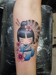 Tatuaje de muñeca Kokeshi