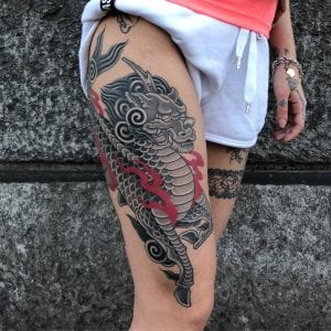 Tatuaje de Kirin en el muslo