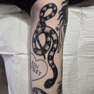 Tatuaje de serpiente por Mike Shaw # Blackwork # Blackwork Tattoos # Traditional Blackwork # BlackworkArtists # BlackInk # OldSchool Tattoos # Traditional Tattoos # MikeShaw
