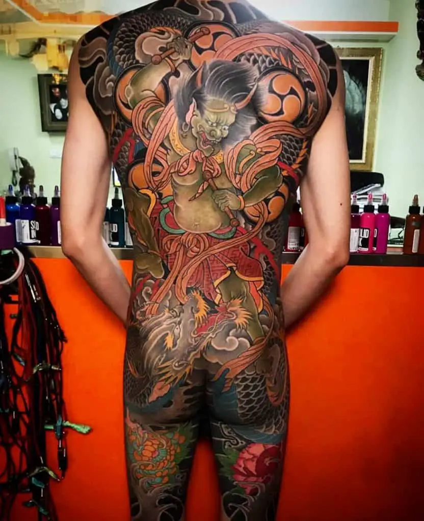 Gran tatuaje de Raijin en la espalda