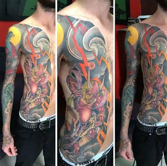 Tatuaje de raijin en brazo y cuerpo