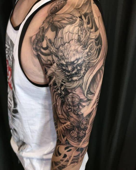 Tatuaje de Raijin negro y gris en el brazo