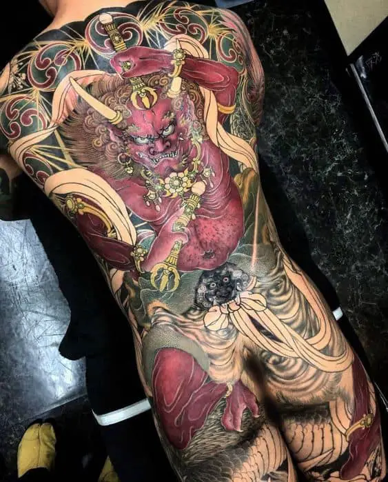 Tatuaje de raijin en la espalda