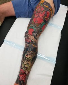 Tatuaje de manga raijin en la pierna
