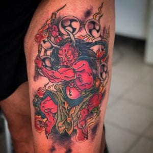 Tatuaje de raijin en el muslo