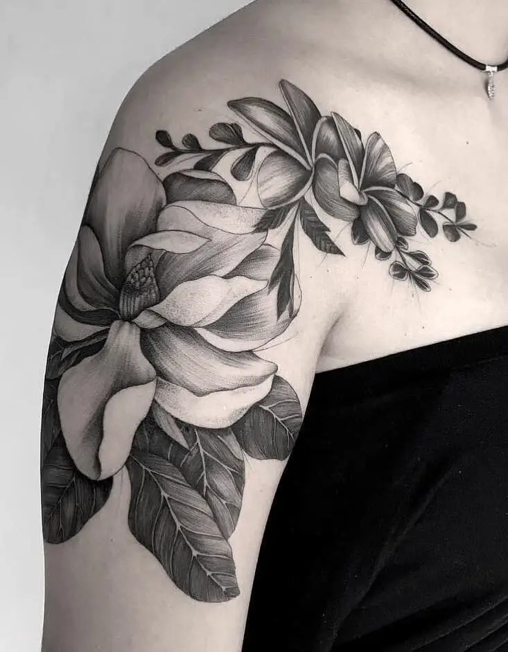 Tatuaje de Plumeria negro y gris