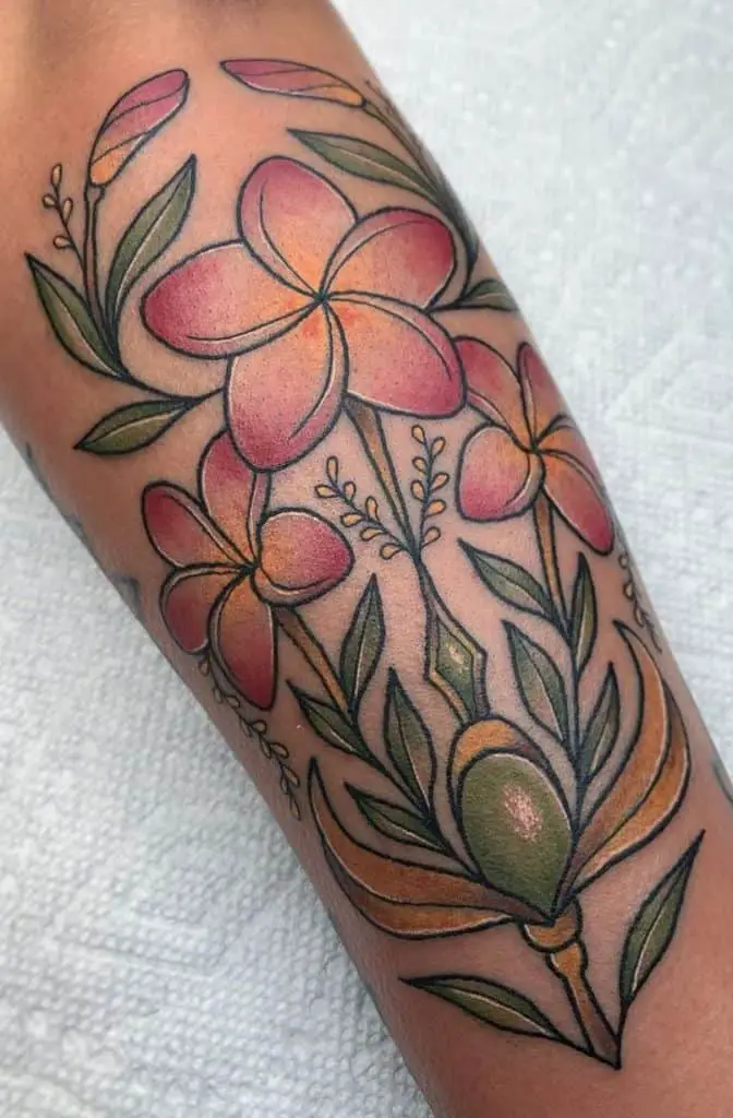 Tatuaje de Plumeria neotradicional