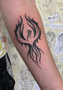 Tatuaje tribal del antebrazo de Phoenix