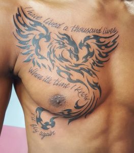 Tatuaje tribal del pecho de Phoenix