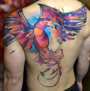 Tatuaje de fénix de acuarela en la espalda