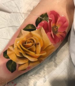 Tatuaje realista de rosa amarilla