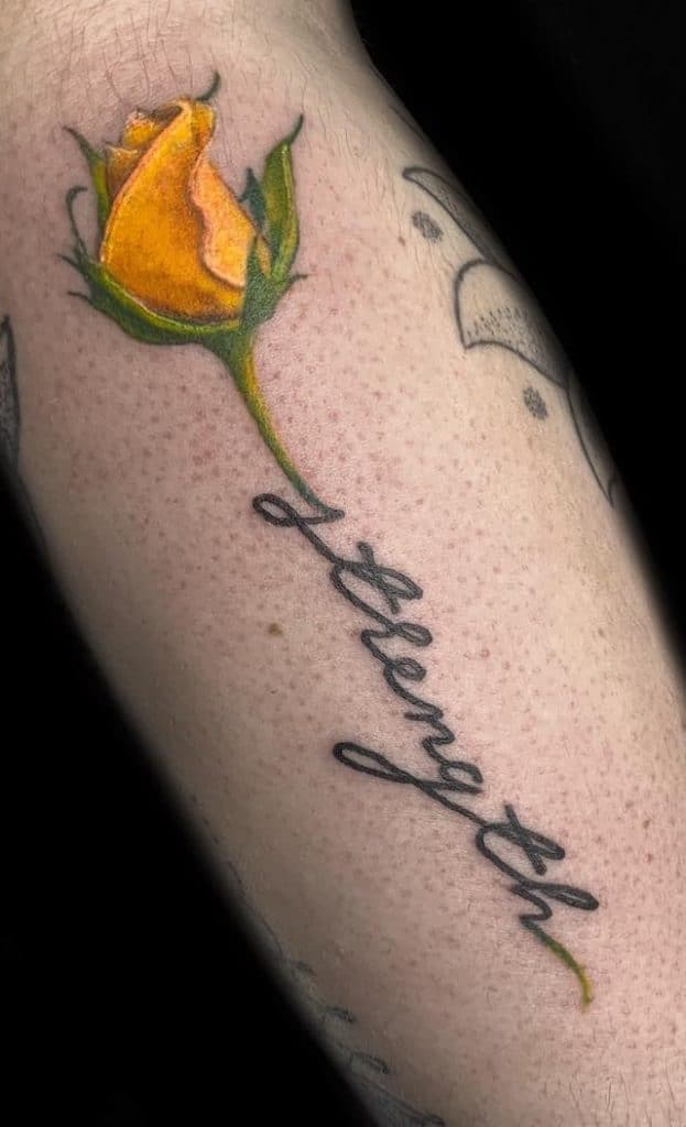 Tatuaje de rosa amarilla con letras