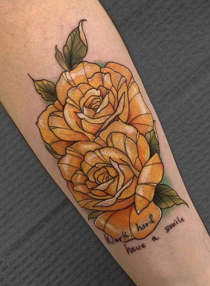 Tatuaje de rosa amarilla con letras