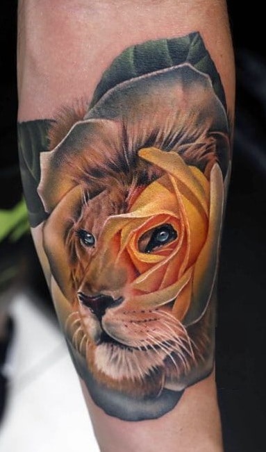 Tatuaje de rosa amarilla y león