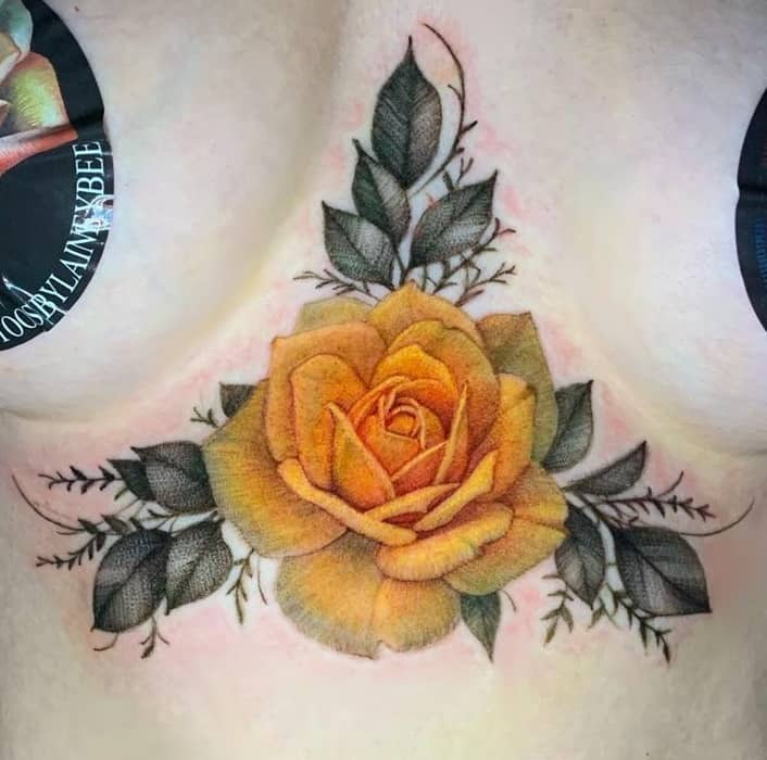 Tatuaje De Rosa Amarilla En El Esternón