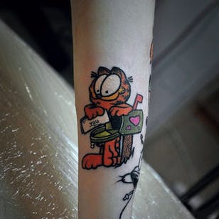 Tatuaje de Garfield hardline en Instagram.  # Garfield # cómic # caricatura # gato # buzón