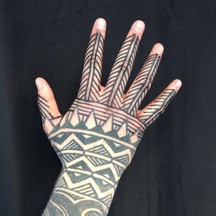 Tatuaje a mano alzada de Curly Moore #FreehandTattoos #FreehandTattoo #FreehandTattooArtist #Blackwork #Tribal #Geometric #Patternwork #FreehandBlackwork #CurlyMoore