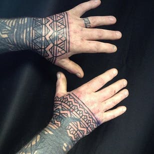 Tatuaje a mano alzada de Curly Moore #FreehandTattoos #FreehandTattoo #FreehandTattooArtist #Blackwork #Tribal #Geometric #Patternwork #FreehandBlackwork #CurlyMoore
