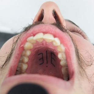 Hazte cargo del tatuaje en la boca de Indy Foot.  #IndyVoet #mouth #gum #handpoke #sticknpoke