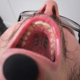 Etiqueta curada en el tatuaje de la boca de Indy Voet.  #IndyVoet #mouth #gum #handpoke #sticknpoke