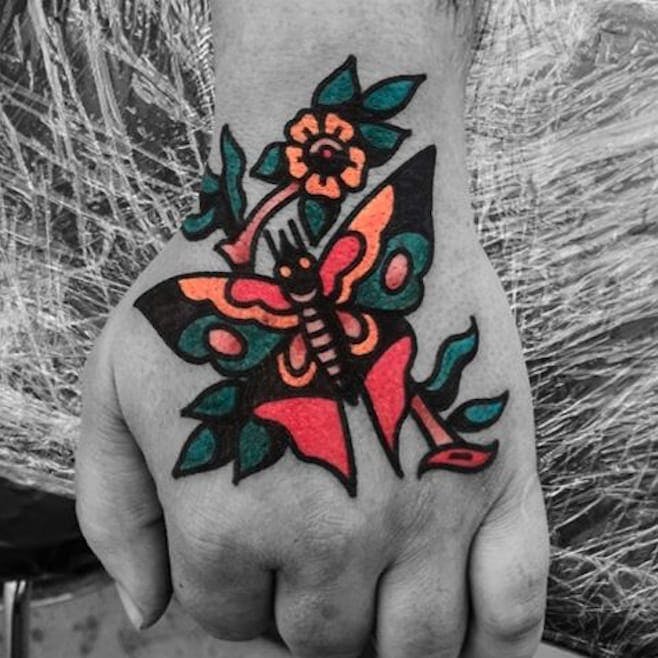 Tatuaje americano tradicional de Ozzy Ostby.  #OzzyOstby # americano tradicional #trads #tradicional # pájaro #handjob