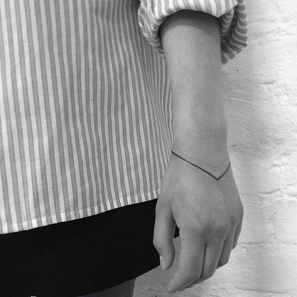 Pero si realmente quieres ser muy minimalista, no está de más darle un poco de ventaja a tu tatuaje.  Simple pero hermoso de Brody Polinsky #simple #delicate #linework #triangle