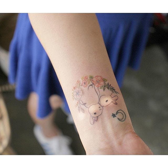 Una muy buena idea para los tatuajes de muñeca para mujeres que no son demasiado impresionantes ni demasiado aburridos es una hermosa pieza de inspiración surcoreana que se caracteriza por una costura simple y colores pastel.  Por tattooistmuha / Instagram