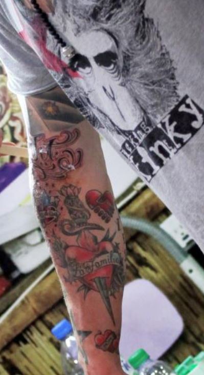 Stefan corazón con tatuaje de daga
