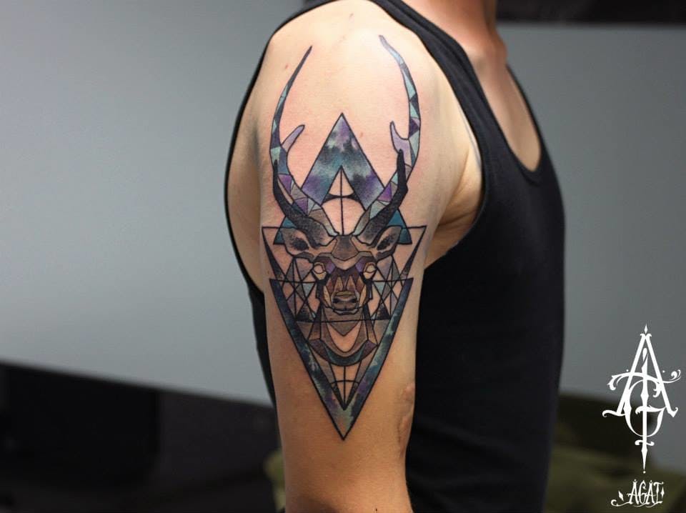 Tatuaje de ciervo geométrico de ágata.  #día # ciervo #agat # geométrica