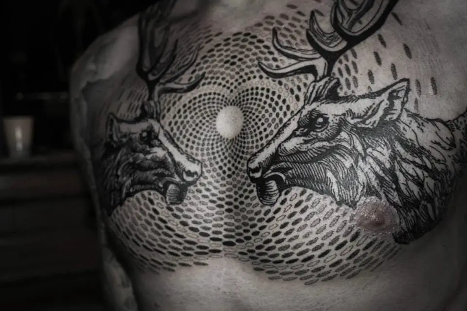 Preciosa pieza geométrica en el pecho con tatuaje de ciervo de Alexis Calvié.  # pieza de pecho # día # ciervo # AlexisCalvie