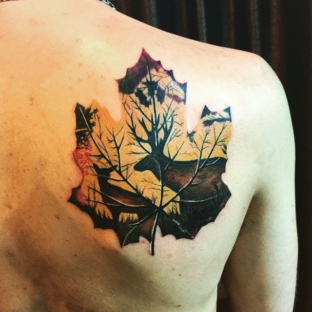 Tatuaje de ciervo y ciervo.  Siluetas dentro de una hoja muerta, una idea genial impresa por Martin de Chronic Ink.  # día # ciervo # tatuaje de ciervo # deertattoo # silueta # hoja # otoño # tinta crónica