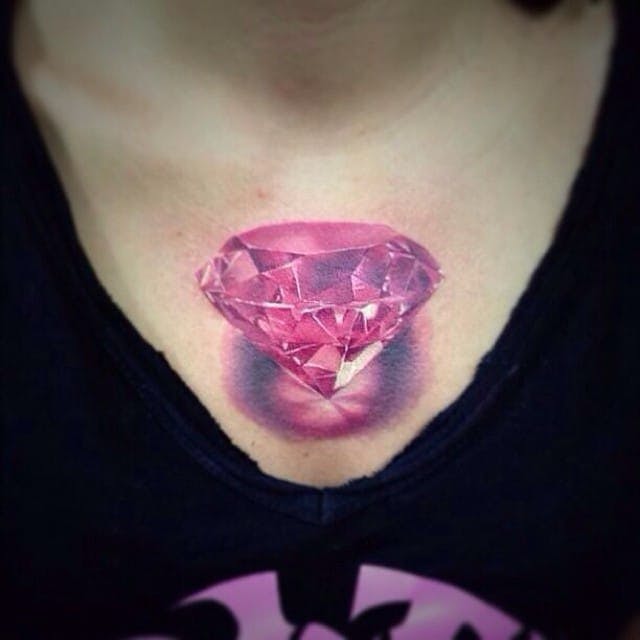 Impresionante tatuaje de diamante rosa por Mike Gantelme ... #diamondtattoo #diamond #pink