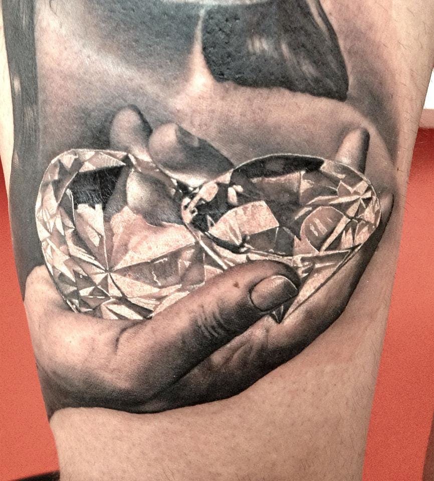 Puedes matar para tocarlos, ¿verdad?  Tatuaje de diamante de Matteo Pasqualin.  #diamante #matteopasqualin
