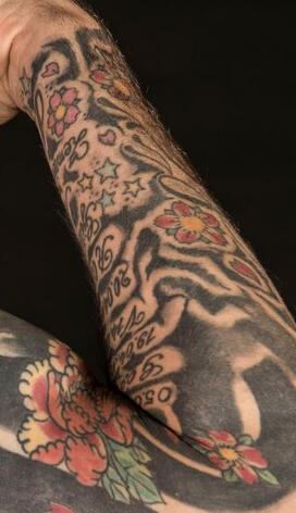 Tatuaje de flor roja valona