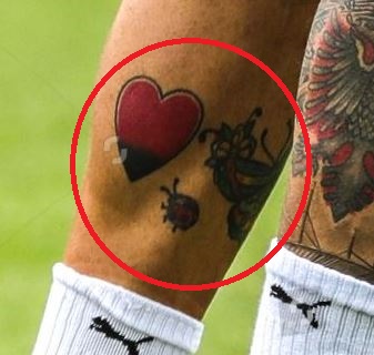 Tatuaje de corazón negro rojo valón
