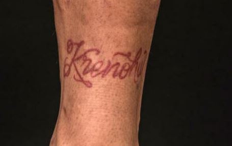 Tatuaje de la palabra valona en el tobillo izquierdo