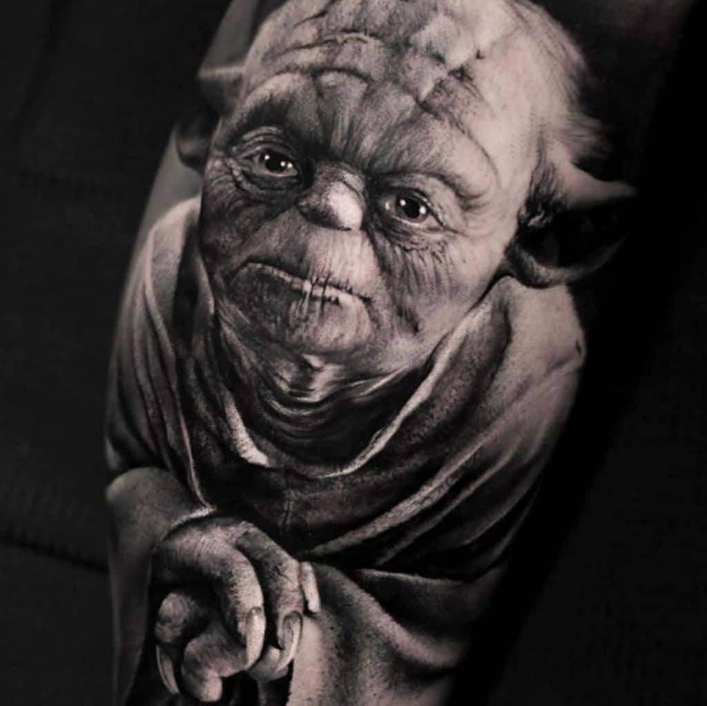 Tatuaje realista negro y gris