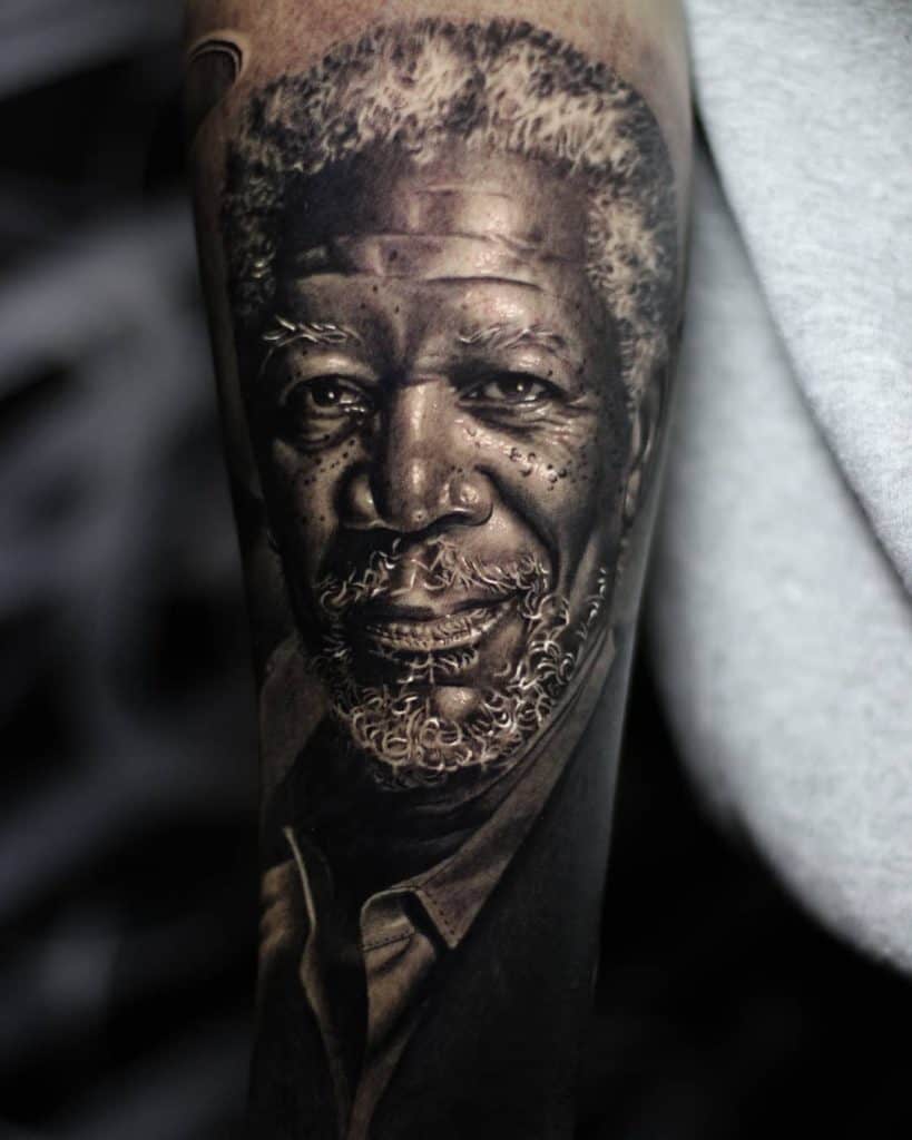 Tatuaje realista negro y gris