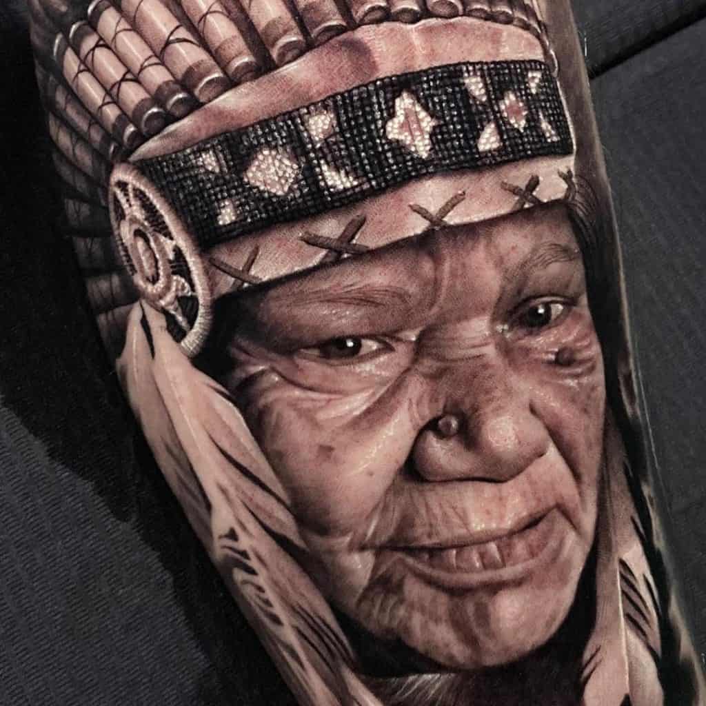 Tatuaje realista negro y gris