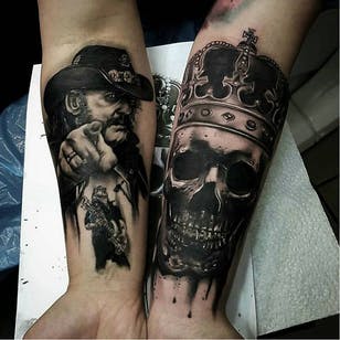 Genial tatuaje tributo de David Taute #DavidTaute #motorhead #motorhead #lemmy #blackandgrey #skull #crown
