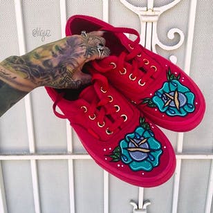 Preciosos zapatos tatuados pintados a mano.  Roses on Red Vans Shoes by Guz @LilGuz #LilGuz #Handpainted #Tattooed #Shoes #Tattoo Shoes #Handpainting Shoes #Art #Tattoo Art #Roses #Cars #artshare