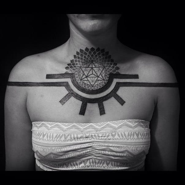 De líneas más gruesas a líneas más delgadas en este impresionante busto de Anich Andrew.  Un buen ejemplo de tatuajes geométricos.  #geométrico #geometría # líneas #linework #AnichAndrew #pentagrama # estrella de pentagrama