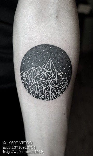 Me encanta este tatuaje de espacio geométrico negativo en 1969 Tatuaje #geométrico #geometría # líneas #linework #negativespace